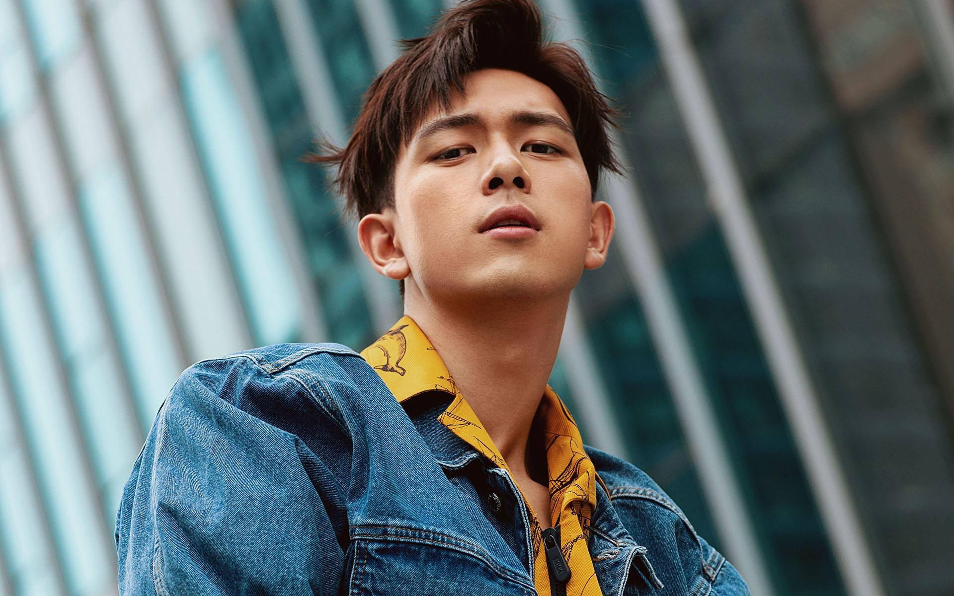 防守区域重叠协同力度大,队形控制突出,区域联防防守